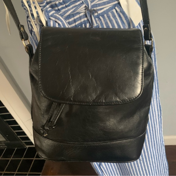 Genuine black leather crossbody-shoulder bag with front flap / backpack styling - Picture 11 of 14